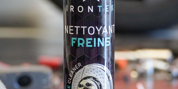 Nettoyant freins : ce qui distingue un bon produit d’un simple aérosol