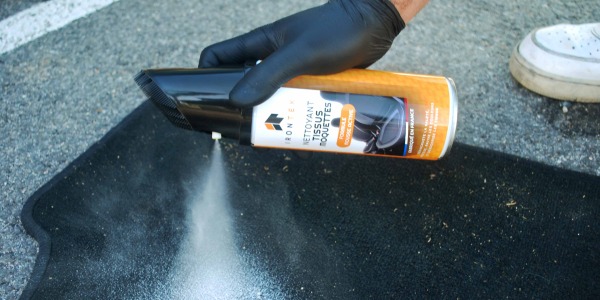 Comment détacher une moquette de voiture efficacement ?