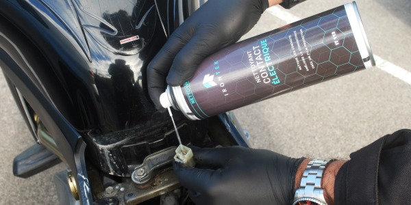 Faux contact sur les éclairages de moto : causes, symptômes et solution efficace