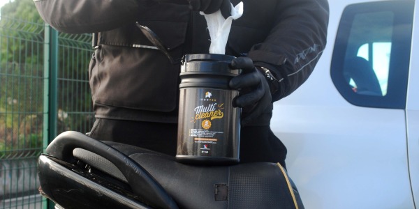 Nettoyer sa moto sans eau rapidement : la méthode simple et efficace