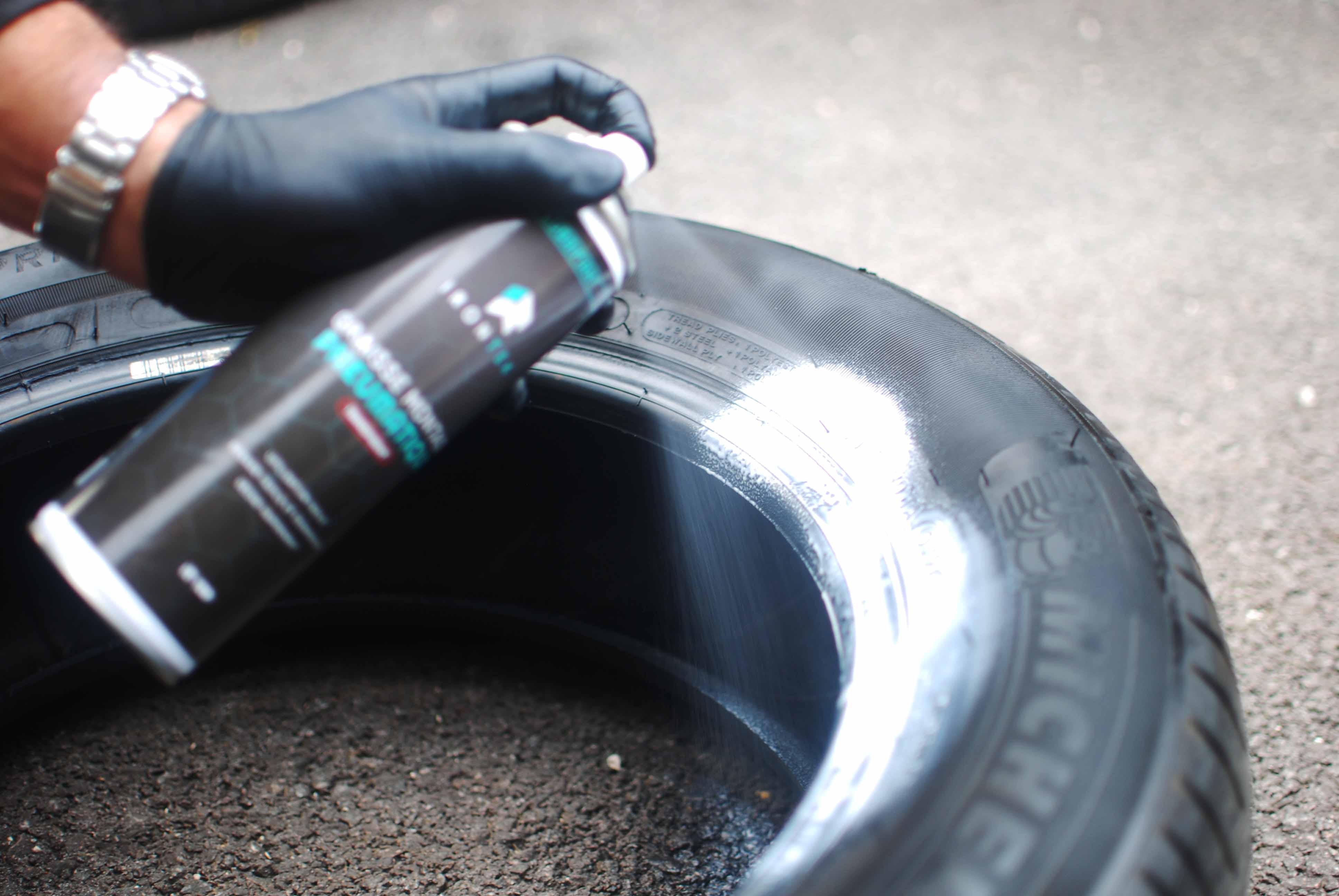 Comment graisser un pneu sans tout salir : la méthode propre, rapide et intelligente en atelier