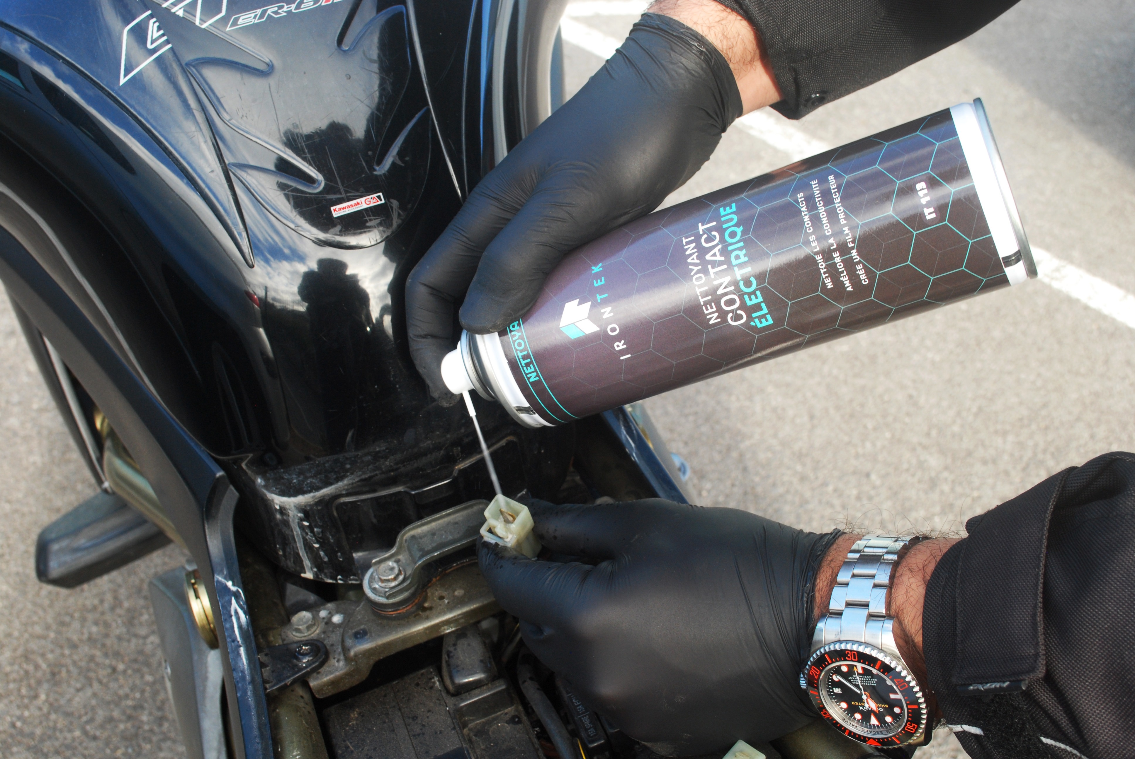 Faux contact sur les éclairages de moto : causes, symptômes et solution efficace